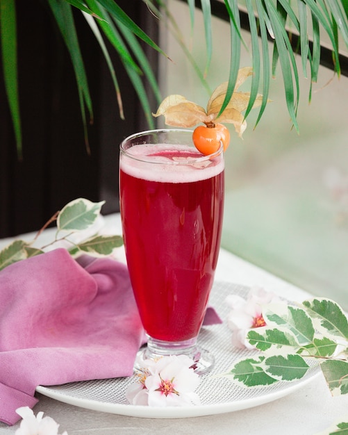 Rotes Getrank Mit Schaum Und Blumenbeere Kostenlose Foto