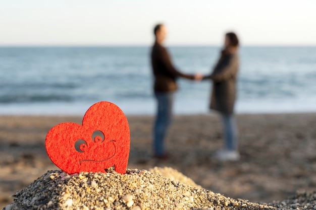 Rotes Herz Auf Einem Sandberg Am Meer Mit Ein Paar Liebenden Konzept Von San Valentine Premium Foto