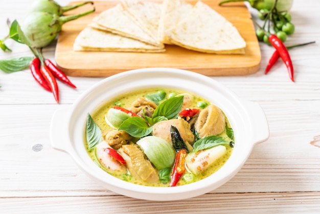 Roti und grüner curry mit huhn Premium Fotos