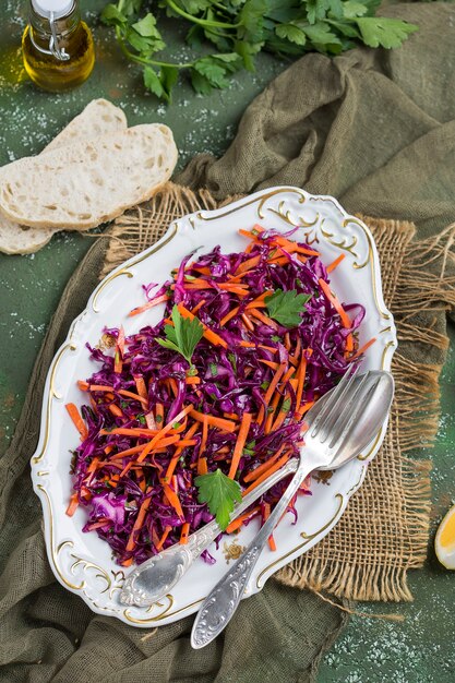 Rotkohl-krautsalat-salat mit karotten mit einem dressing aus olivenöl ...