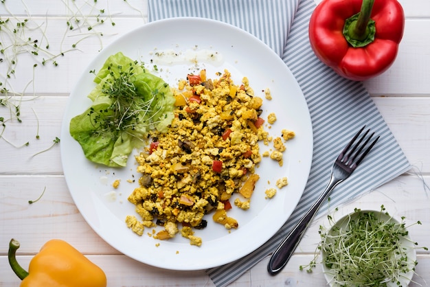 Rührei-gemüse-salat mit paprika | Kostenlose Foto