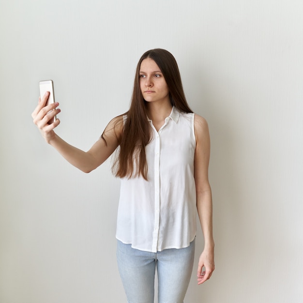 Ruhige Emotionslose Frau Macht Selfie Auf Dem Ha