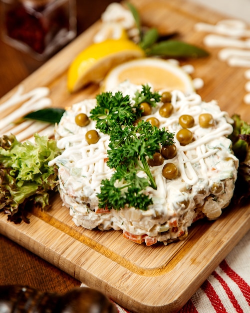 Russischer salat mit bohnen an der spitze | Kostenlose Foto