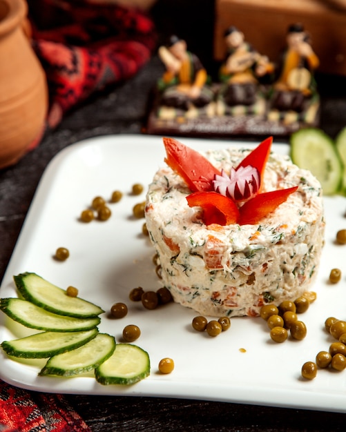 Russischer salat mit bohnen und gurkenscheiben _ | Kostenlose Foto