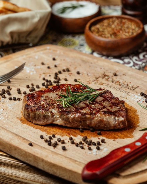 Saftiges steak mit rosmarin und schwarzem pfeffer | Kostenlose Foto