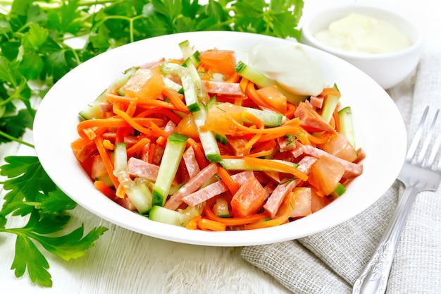 Salat aus geräucherter wurst, würziger karotte, tomate, gurke und ...