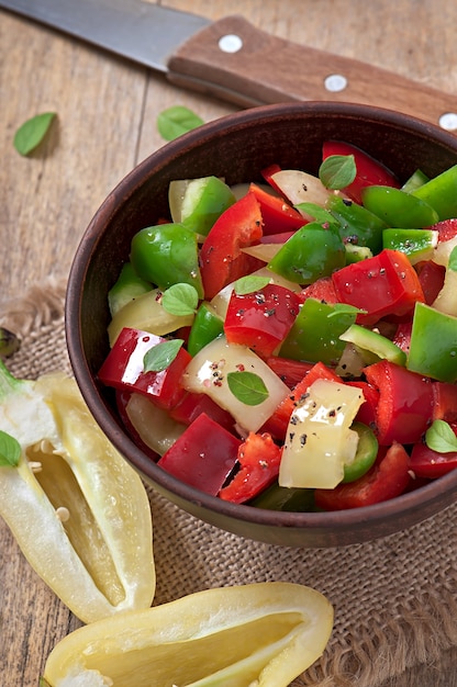 Salat aus süßen bunten paprika mit olivenöl | Kostenlose Foto