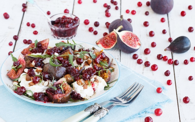 Salat mit feigen und rucola | Premium-Foto