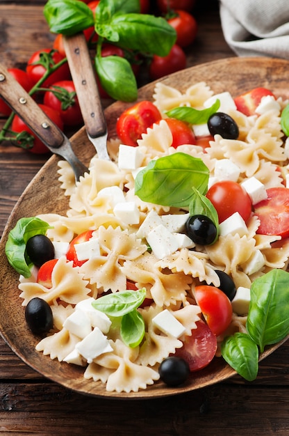 Salat mit kalten nudeln, basilikum und mozzarella | Premium-Foto