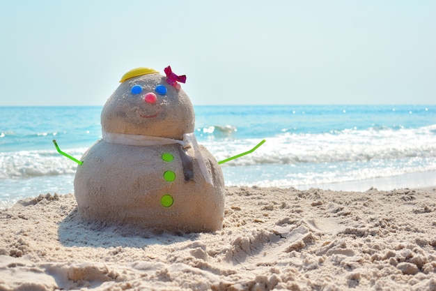 Sandman Neues Jahr In Den Tropen Weihnachten Am Meer Lustige Sandfigur Am Ufer Schneemann Aus Sand Am Ufer Frohes Neues Jahr Auf Der Insel Premium Foto