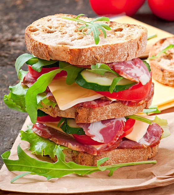 Sandwich mit schinken, käse und frischem gemüse | Kostenlose Foto