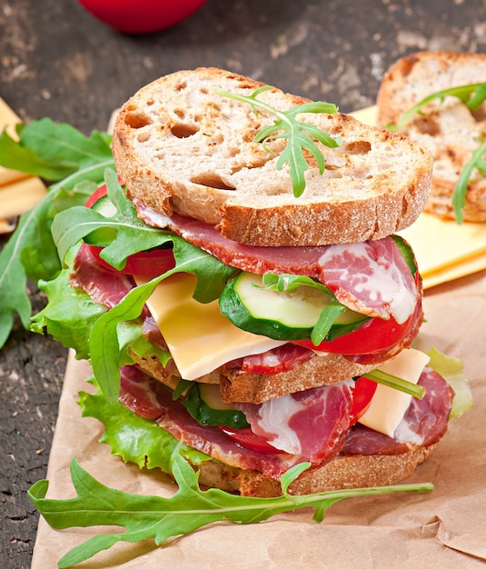 Sandwich mit schinken, käse und frischem gemüse | Kostenlose Foto