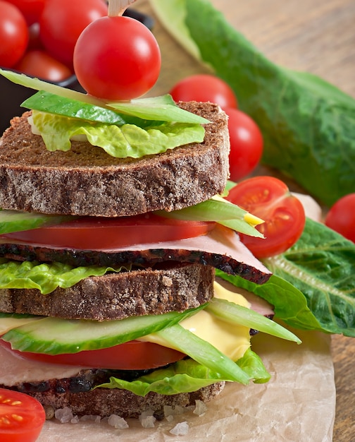 Sandwich mit schinken und frischem gemüse | Kostenlose Foto