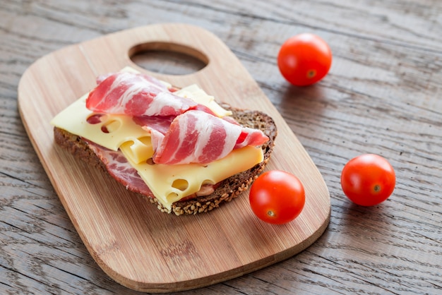Sandwich mit schinken und käse | Premium-Foto
