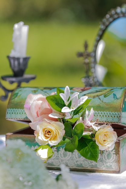 Sarg Mit Blumen Hochzeit Tischdekoration Blumenkomposition Auf Einem Hochzeitstisch Dekor Einzelheiten Premium Foto