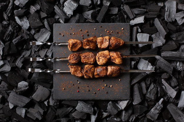 Schaschlik am spieß. drei portionen gegrilltes fleisch auf einer ...