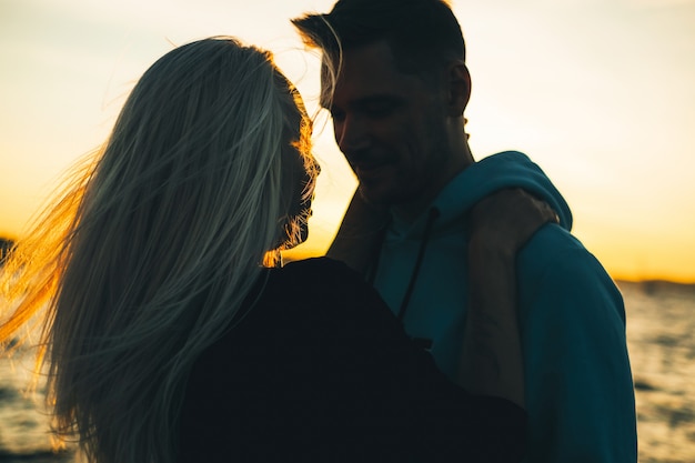 Schattenbild Von Paaren In Der Liebe Auf Dem Pier Sonnenuntergangzeit Premium Foto 