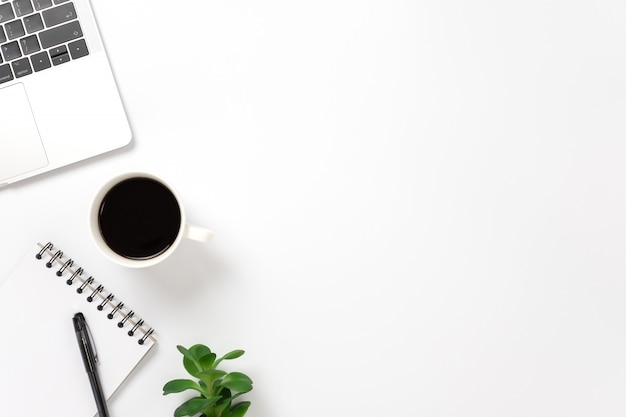 Schinden sie lage, draufsichtbürotischschreibtisch mit smartphone, tastatur, kaffee, bleistift, blätter mit kopienraum. Premium Fotos
