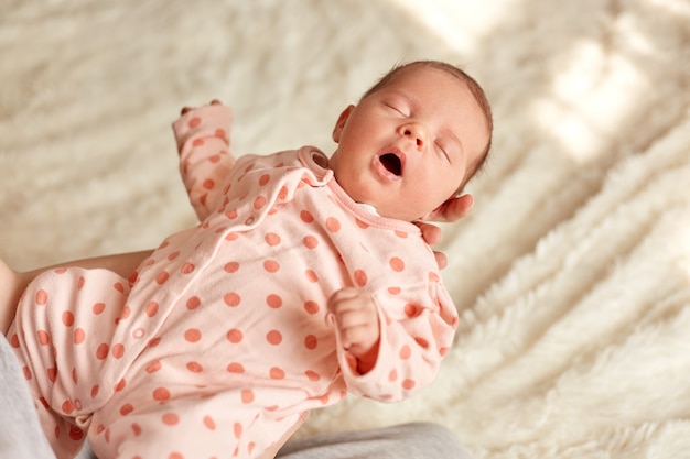 Schlafen Neugeborenes Baby In Mutterhanden Susses Kind Das Schlafer Mit Tupfen Tragt Kind Halt Mund Offen Kleines Madchen In Mamas Armen Im Hintergrund Der Weissen Flauschigen Decke Premium Foto