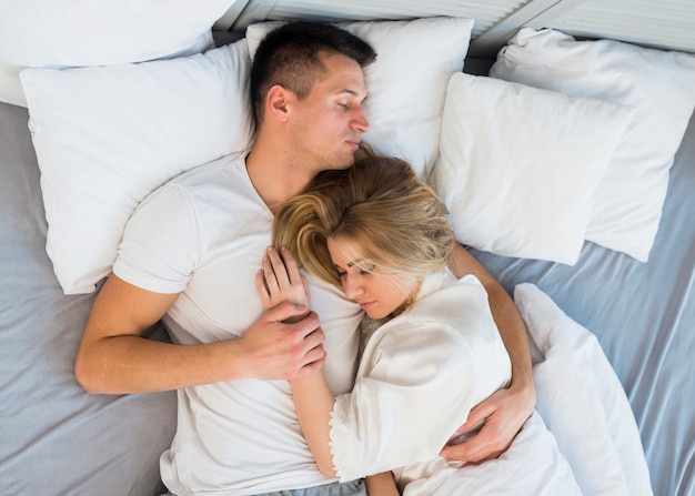 Schlafende Junge Paare Die Auf Bett Umarmen Kostenlose Foto