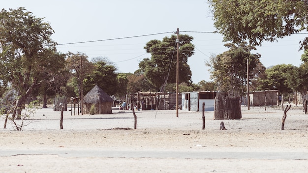Schlammstroh und holzhütte mit strohdach im busch. lokales dorf im ländlichen caprivi-streifen, der bevölkerungsreichsten region in namibia, afrika. Premium Fotos