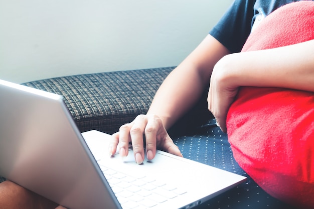 Schließen sie herauf frauenhand unter verwendung des laptops zu hause. entspannungs- oder technologie- und lebensstilkonzept Premium Fotos