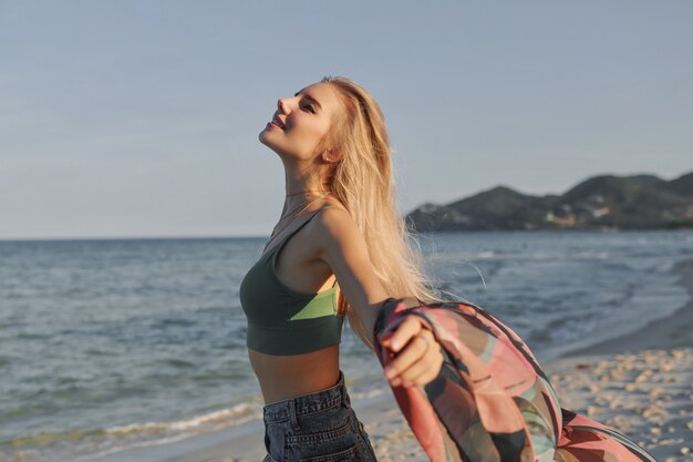 Schließen Sie Herauf Porträt Der Reizenden Blonden Europäischen Frau Die Auf Dem Strand Geht 