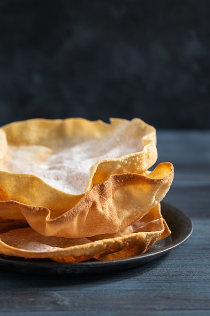 Schliessen Sie Herauf Traditionelles Indisches Lebensmittel Papadum Oder Papad Vegetarisches Brot Von Den Linsen Oder Von Den Bohnen Das Essen Ist In Der Nepalesischen Pakistanischen Indischen Und Bangladeschischen Kuche Beliebt Premium Foto