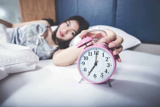 Schließen sie herauf vorgewählte fokusuhr wirh schöne frau auf schlafzimmer Kostenlose Fotos
