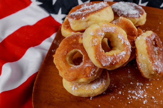 Schließen sie oben von den köstlichen üppigen schaumgummiringen mit spitze über hintergrund der amerikanischen flagge Premium Fotos