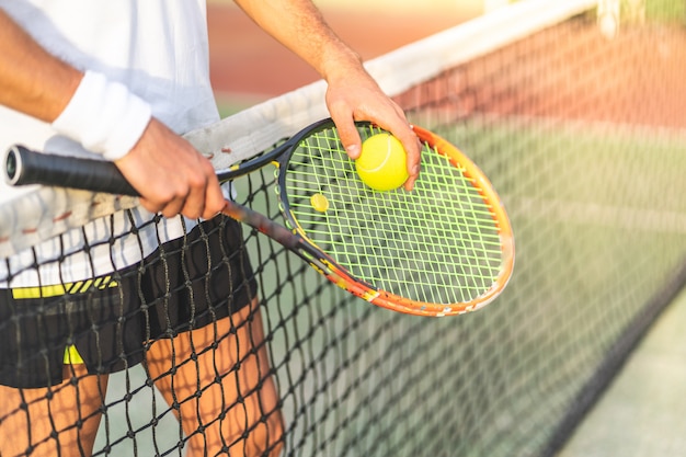 Schließen Sie Oben Von Den Tennis Spieler Händen Die Schläger Mit Ball Halten Premium Foto 