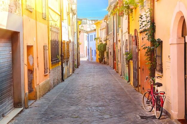 Schmale Strasse Sans Giuliano Mit Einem Fahrrad In Rimini Italien Premium Foto