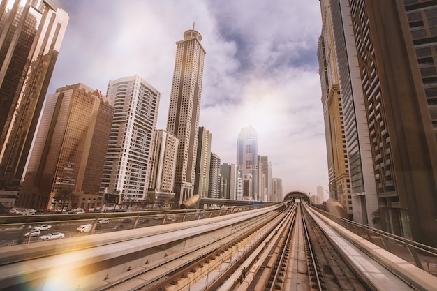 Schone Aussicht Von Der Metro Bei Wolkenkratzern In Der Innenstadt Von Dubai Kostenlose Foto