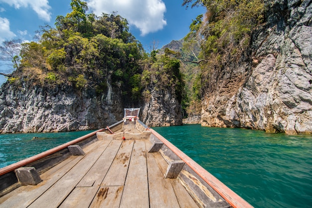 Schöne berge im ratchaprapha-damm am khao sok-nationalpark, provinz