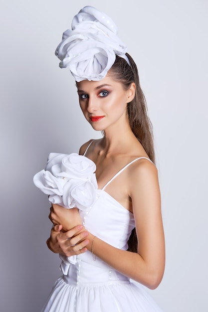 Schone Braut Im Langen Hochzeitskleid Und Im Hut Verziert Mit Led Beleuchtet Band Premium Foto