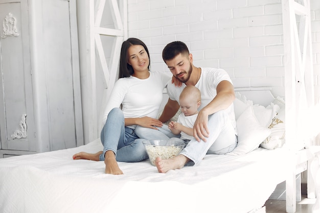 Schöne familie verbringen zeit in einem badezimmer Kostenlose Fotos