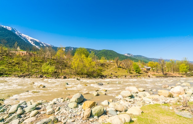 Schone Fluss Und Schnee Bedeckt Berge Landschaft Kaschmir Staat Indien Kostenlose Foto