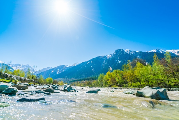 Schone Fluss Und Schnee Bedeckt Berge Landschaft Kaschmir Staat Indien Kostenlose Foto