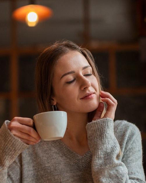 Schone Frau Die Tasse Kaffee Geniesst Kostenlose Foto