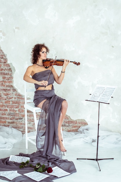 Schone Frau Die Violine Spielt Premium Foto