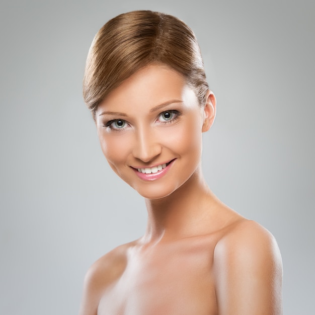 Schöne frau mit nackter schulter Kostenlose Foto