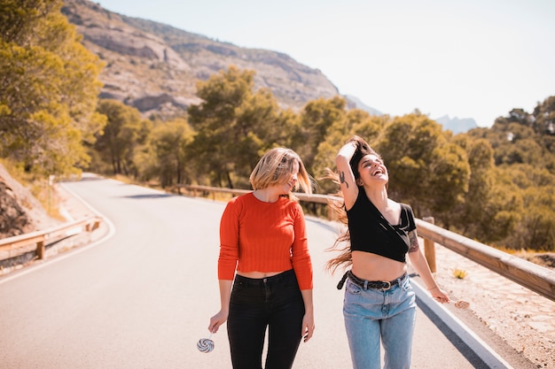 Schone Freunde Entlang Der Strasse Kostenlose Foto