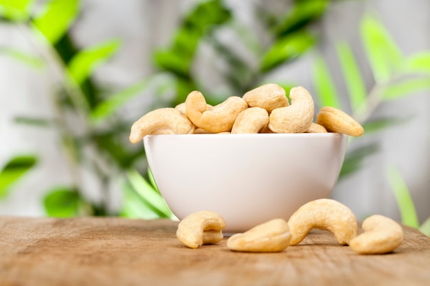 Schone Gebogene Cashewnusse Frische Rohe Cashewnusse Auf Dem Kuchentisch Gesunde Und Kalorienreiche Rohe Cashewnusse Premium Foto