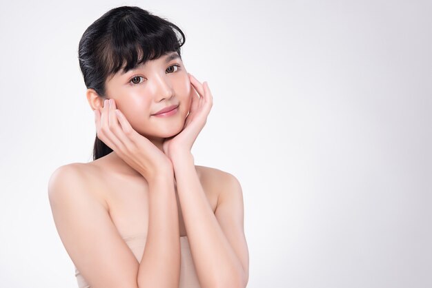 Schöne junge asiatische frau mit sauberer frischer haut Premium Fotos