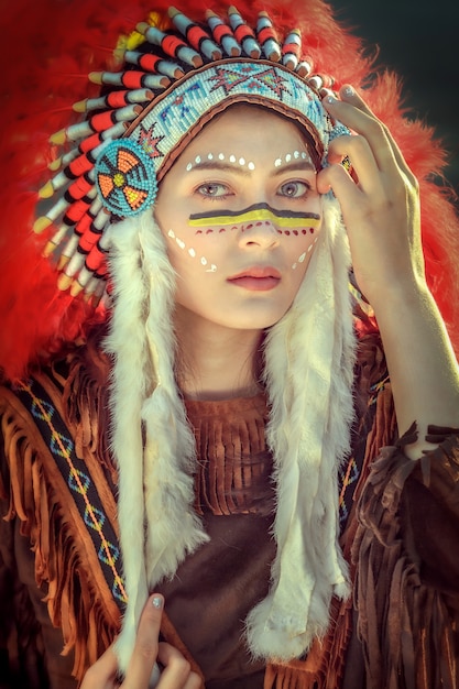 Schone Junge Asiatische Madchen Mit Make Up Wie Pocahontas Indianerin Premium Foto