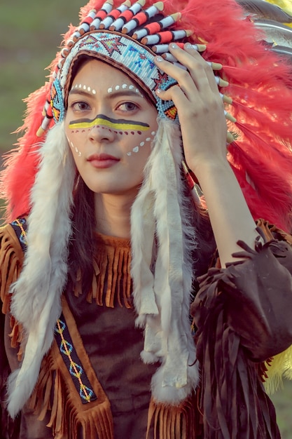 Schone Junge Asiatische Madchen Mit Make Up Wie Pocahontas Indianerin Premium Foto