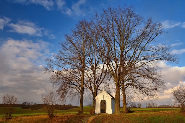 Schone Kleine Kapelle Mit Landschaft Und Baumen Bei Sonnenuntergang Nebovidy Tschechische Republik Kostenlose Foto