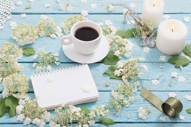 Schone Komposition Mit Tasse Kaffee Und Weissen Blumen Auf Blauem Holzhintergrund Premium Foto