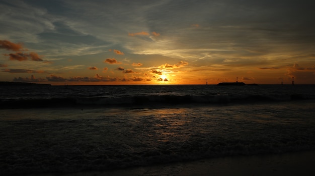 Schone Landschaft Am Strand Mit Sonnenuntergang Und Wolken In Bali Indonesien Kostenlose Foto