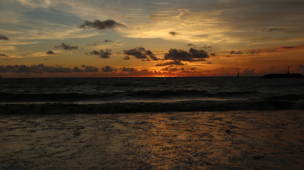 Kostenlose Foto Schone Landschaft Am Strand Mit Sonnenuntergang Und Wolken In Bali Indonesien